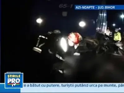 Bihor: autoturism spulberat de rapidul Budapesta-Brasov. 3 oameni au murit