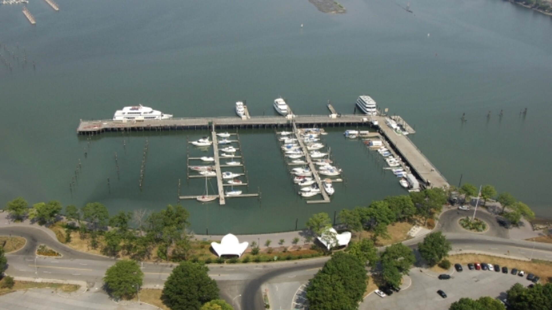 1 Decembrie: Un roman se lupta cu sistemul american pentru un vapor