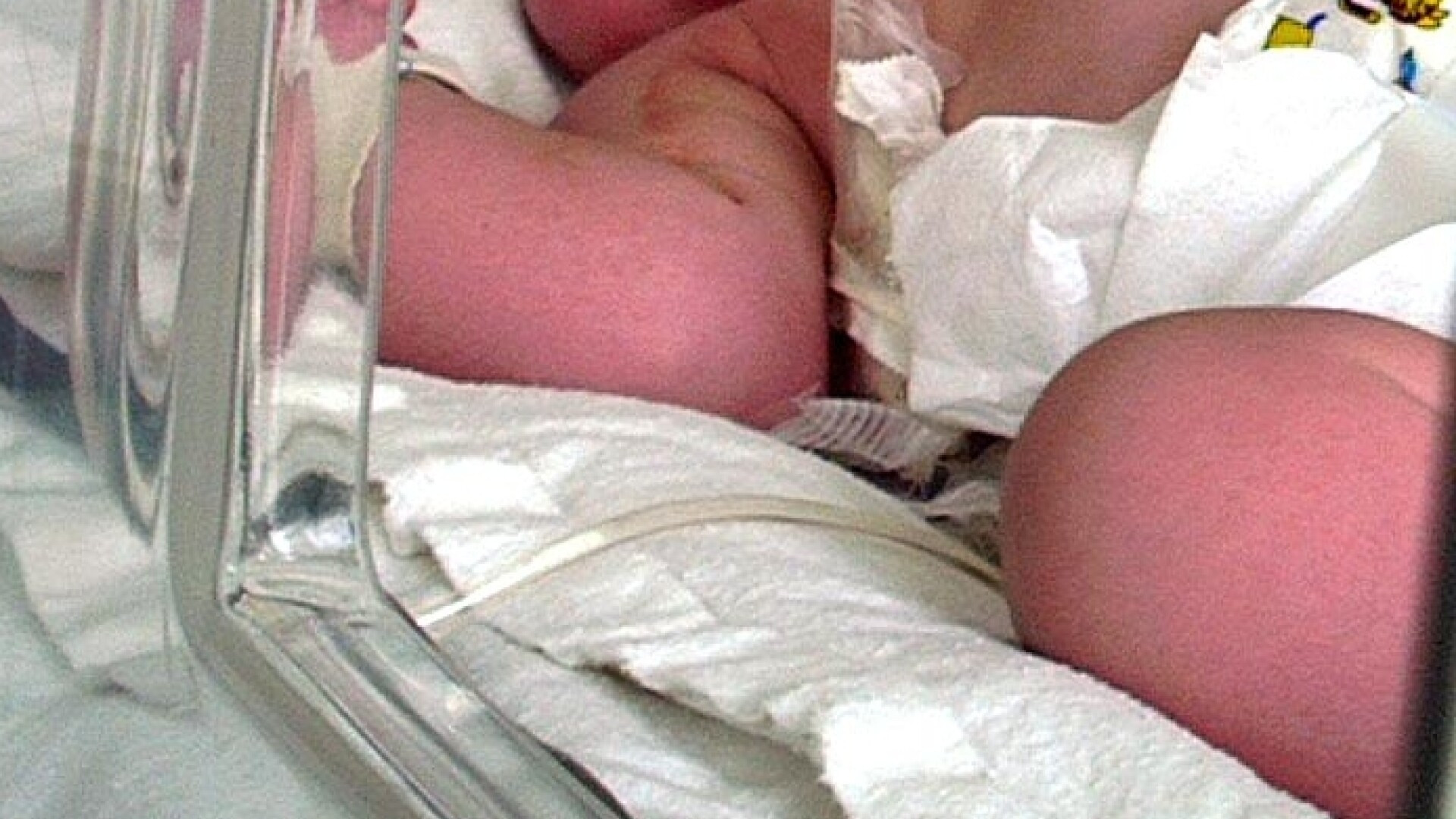 Barlad: bebelus de sapte luni, lovit la cap dupa ce a cazut din pat