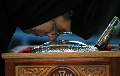 Coada la moaste! Galatenii au inghetat de frig sa se inchine la Sf. Andrei