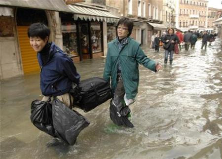 Cel putin 15 morti din cauza furtunilor din Franta si Spania!