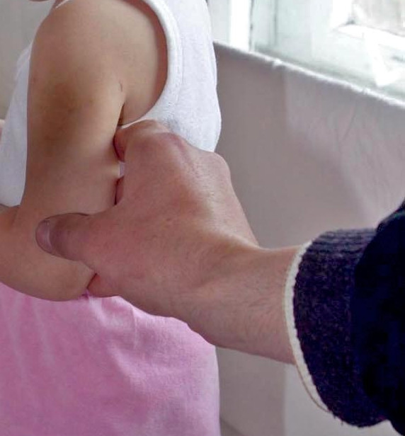 Copil de doi ani izbit de pereti si de tavan pana si-a dat duhul!