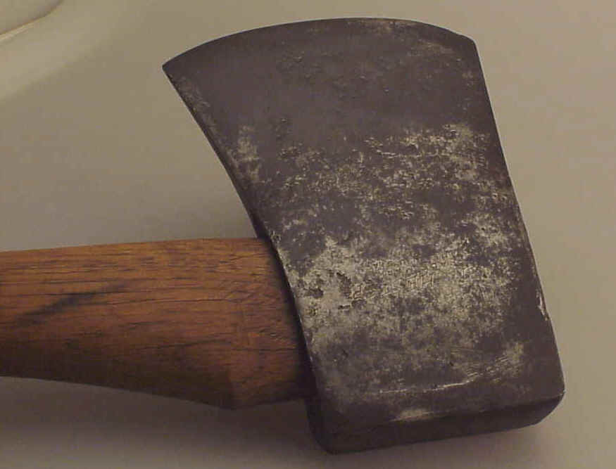 Sfarsit cumplit:Ucis cu toporul de un amic ametit chiar sub ochii nepotului