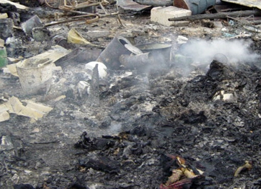 O fetita de 2 ani a ars de vie, din neglijenta mamei sale