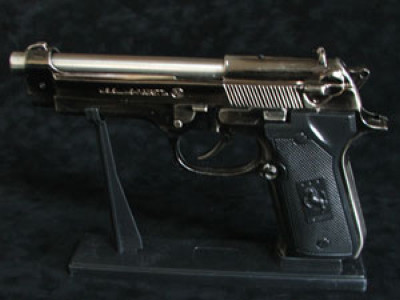 Si-a amenintat 8 colegi cu un pistol bricheta dupa ce a fost disponibilizat