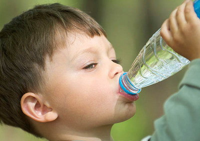 Un copil de numai 1 an era sa-si piarda viata, dupa ce a baut diluant!