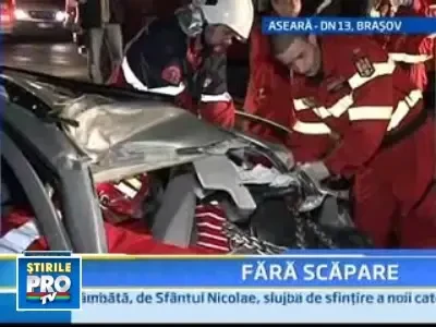 A vrut sa evite un caine mort de pe drum, dar a ajuns cu masina in sant!