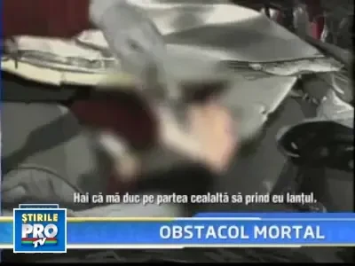 A vrut sa evite un caine mort de pe drum, dar a ajuns cu masina in sant!