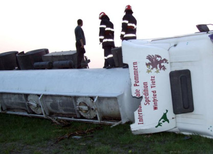 O cisterna cu dioxid de carbon s-a rasturnat in judetul Prahova
