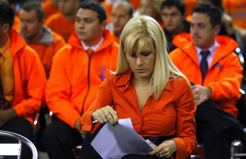 Elena Udrea a intarziat la inmanarea mandatelor de parlamentar