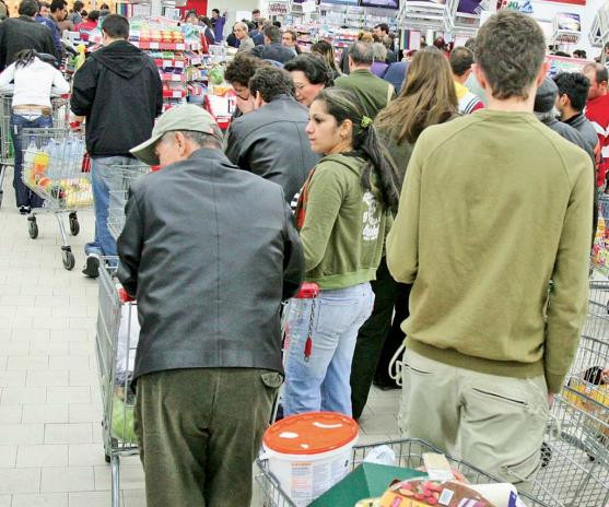 Aglomeratie in magazine. Ajutoarele lui Mos Nicolae au iesit la cumparaturi