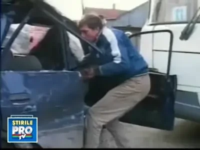 Accident in Oradea: un sofer a intrat cu masina sub un autobuz!