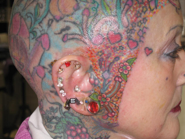 Vrei sa vezi "cea mai tatuata baba din lume"?