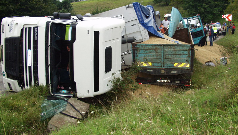 13 raniti si un mort, in doua accidente teribile petrecute sambata noapte