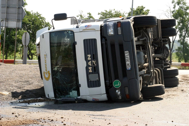 Blocaj pe DN1A din cauza unui TIR rasturnat pe sosea pe ruta spre Cheia