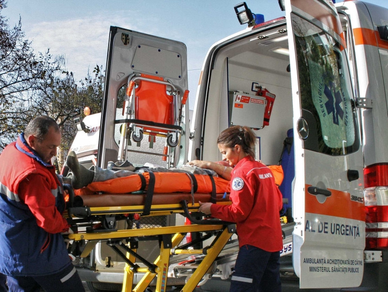 Un barbat, bolnav psihic, din Galati, a cazut de la etajul 2 al blocului!