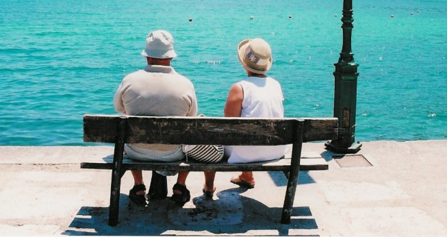 El, 93 de ani. Ea, 86. Misiune: casatoria!