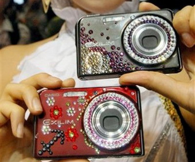 Ce ai vrea de la Mosu'? Poate o camera foto batuta in pietre Swarovski!