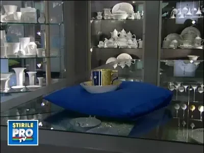 Ce ai vrea de la Mosu'? Poate o camera foto batuta in pietre Swarovski!