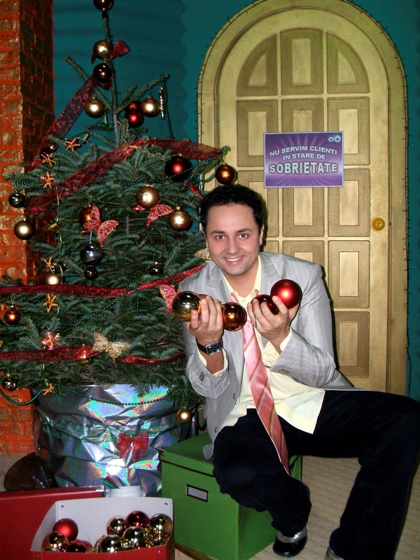 Catalin Maruta iti da un brad cu globuri semnate de vedete