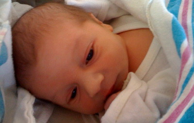 Mai multe familii vor sa o infieze pe fetita abandonata intr-un bloc!