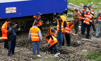S-au asezat in calea mortii. Doi soti au fost spulberati de tren!