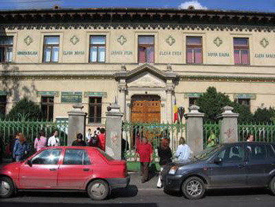 Mii de copii s-au umplut de paduchi la scoala!