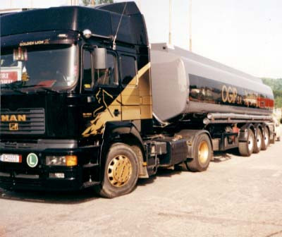 Au scapat ca prin minune dupa ce au intrat cu masina intr-o cisterna