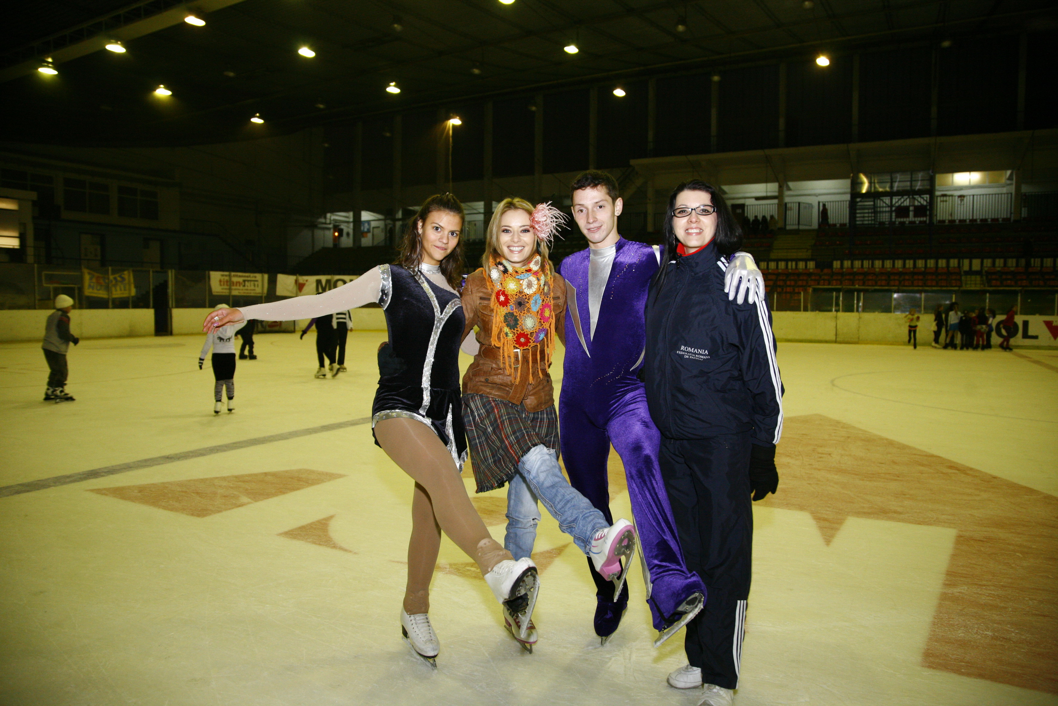 Laura Cosoi testeaza patinajul artistic!