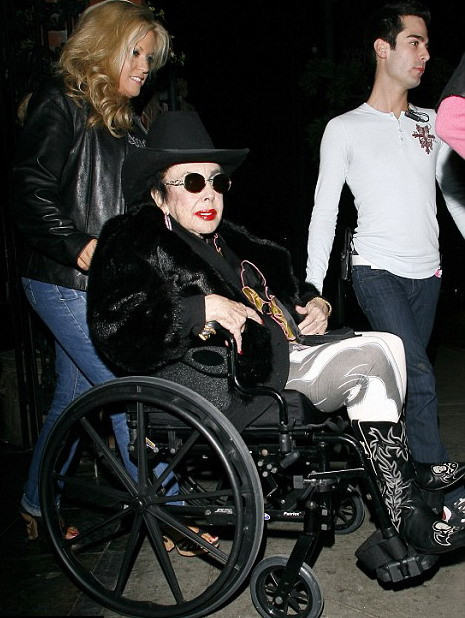 Elizabeth Taylor si-a pus ruj rosu si a iesit la un bar gay