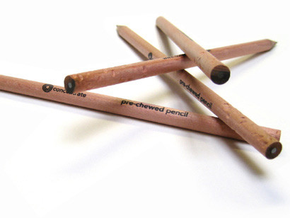 Vreti copii silitori? Cumparati-le creioane mestecate la capat!