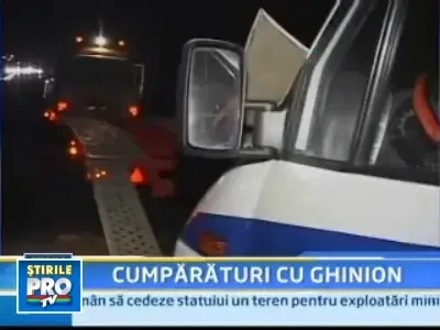 Au scapat ca prin minune dupa ce au intrat cu masina intr-o cisterna