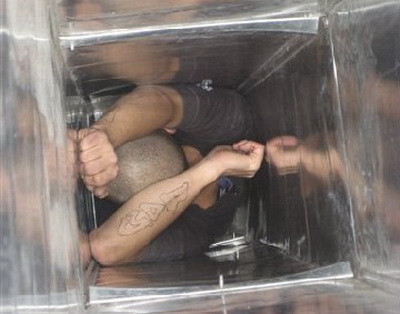 A vrut sa-l copieze pe Mos Craciun, dar a ramas blocat in horn!