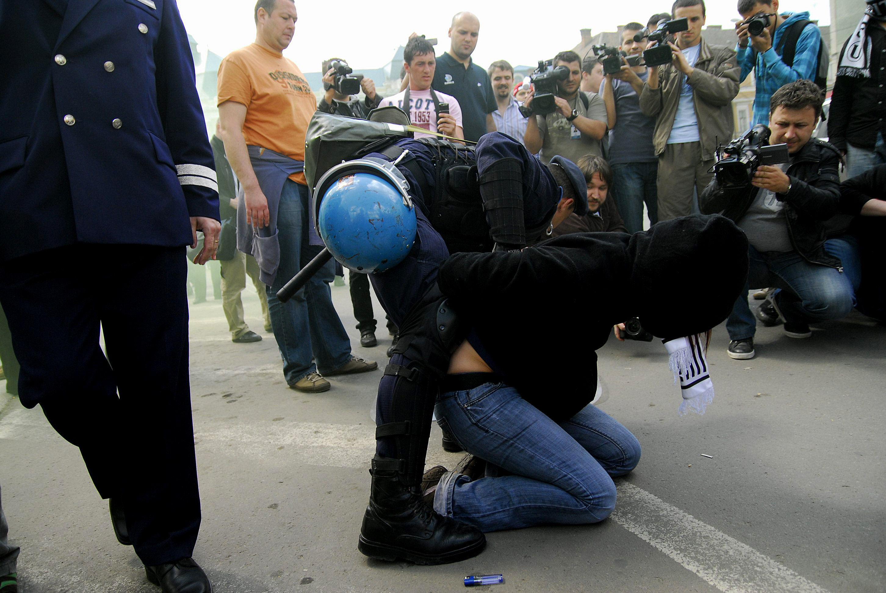 Doi dintre suporterii "U" Cluj care au batut un jandarm au fost eliberati