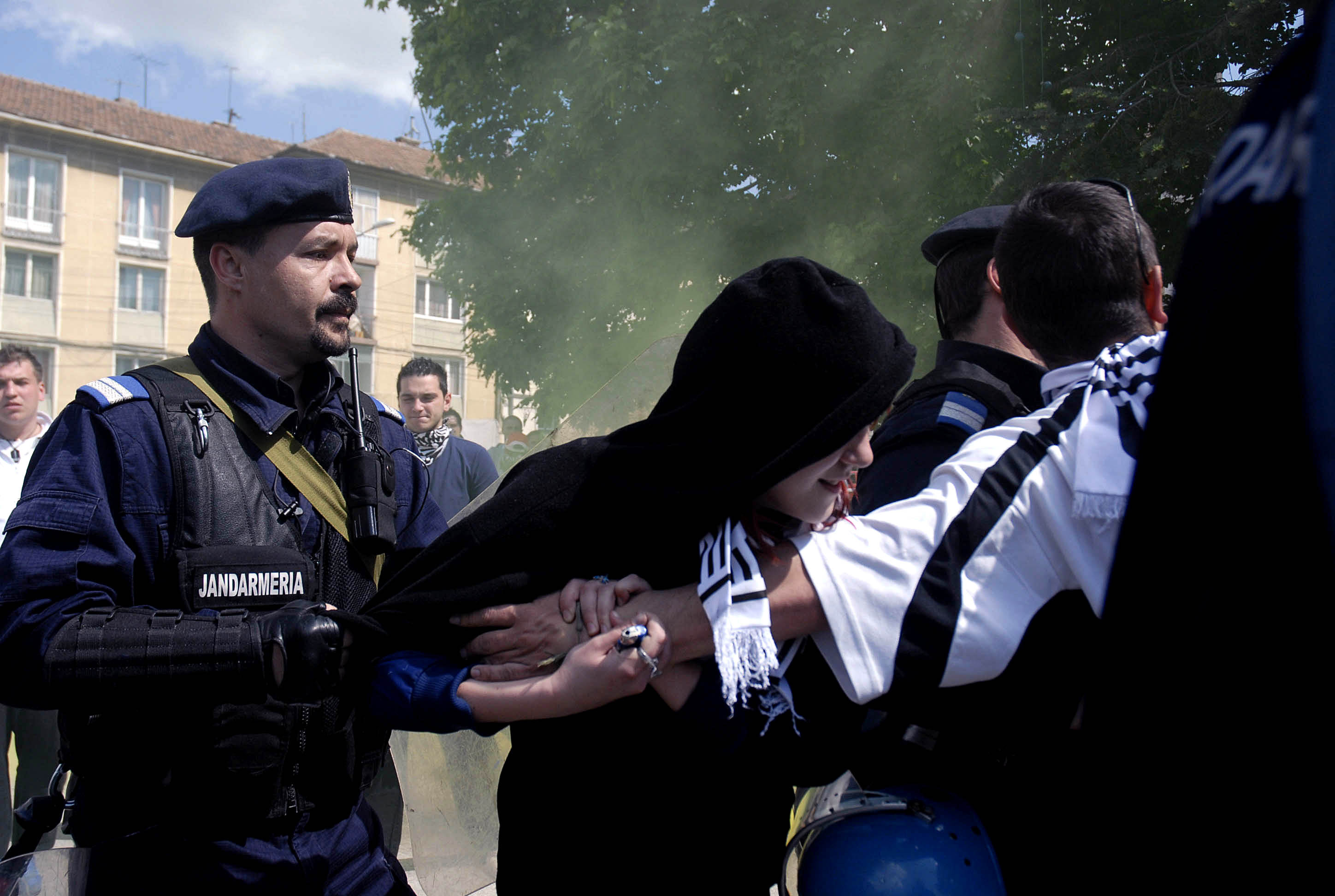 Cameramanul Jandarmeriei Cluj, batut de fanii Universitatii, in stare grava