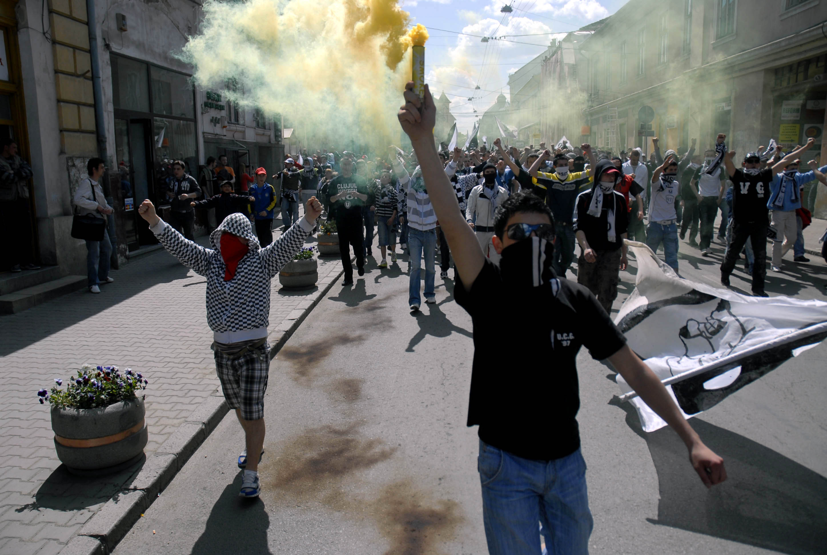 Cluj: politistii i-au retinut pe agresorii cameramanului jandarmeriei
