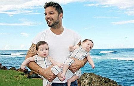 Ricky Martin isi creste gemenii de unul singur