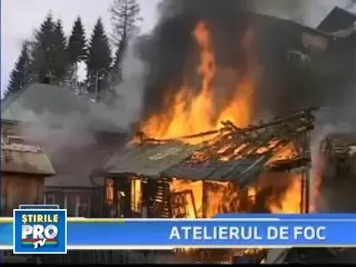 Flacari uriase la Busteni: un atelier de fierarie a ars din temelii