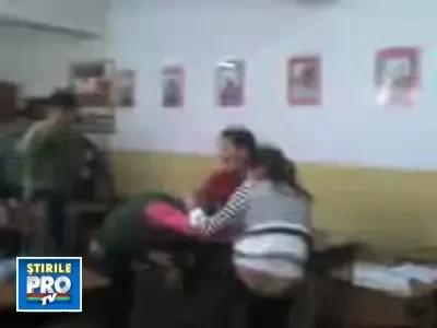 Ne trimitem copiii la scoala sa invete... cum sa se bata!