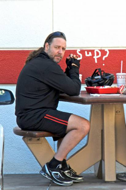 Russell Crowe, "printul hotilor", dat afara dintr-un pub