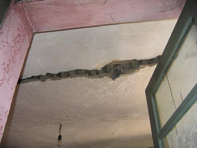 S-a prabusit tavanul casei peste el!