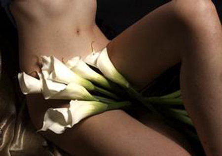 ISTERIE IN LUMEA ARTEI. Primul vagin tatuat apare pe coperta unei reviste. Cum faci ca sa il vezi