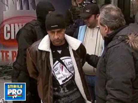 Suspect de crima, s-a predat in fata ProTv-ului! Vezi aici toate imaginile!