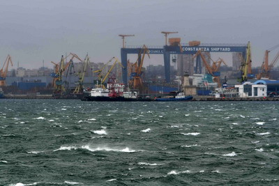 Iarna cainoasa la mare. Litoralul, ravasit de vijelii puternice