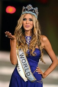 Miss World, retinuta de vamesi pe aeroportul din Cardiff