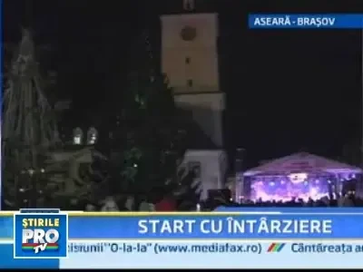 Brasovul are in sfarsit brad de Craciun! Impodobit, bineinteles!