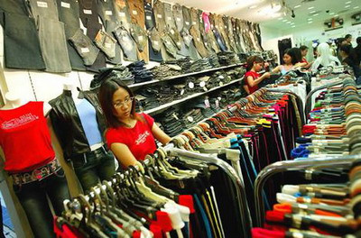 Criza i-a mai domolit pe romani! Sunt mai cumpatati!