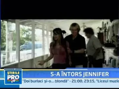 In sfarsit, l-a uitat pe Brad! Jennifer Aniston, la bratul lui John