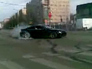 Tupeu incredibil! S-au dat in spectacol cu masinile pe trecerea de pietoni!