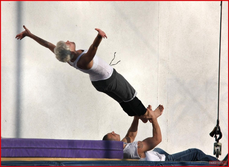 Vrei s-o vezi pe facand acrobatii Pink in aer?